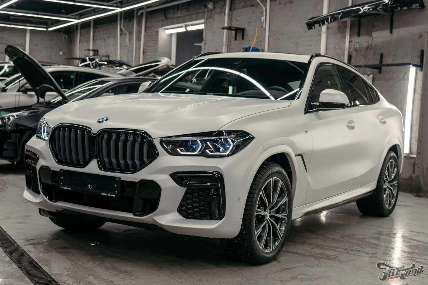 Оклеили BMW X6 матовым полиуретаном и покрыли керамическим составом, защитили глянец в салоне, почистили кожу и обработали ее керамикой